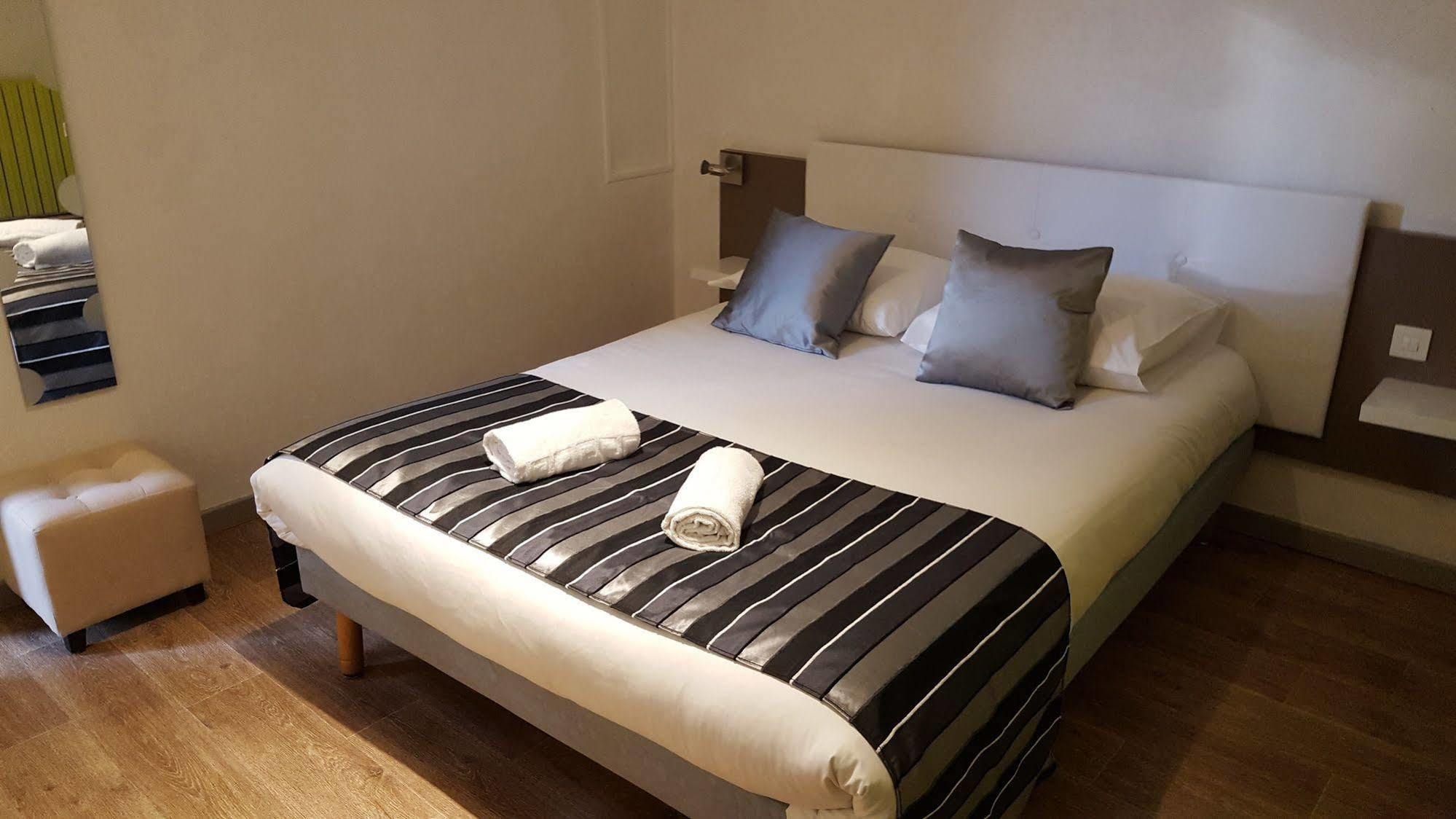 Hotel La Mirandole Tournus Bagian luar foto