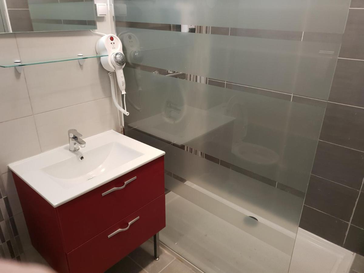 Hotel La Mirandole Tournus Bagian luar foto
